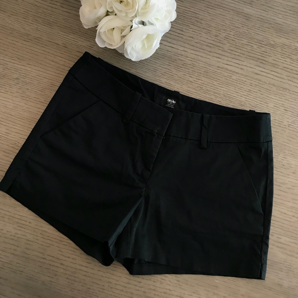 • mid rise black shorts •